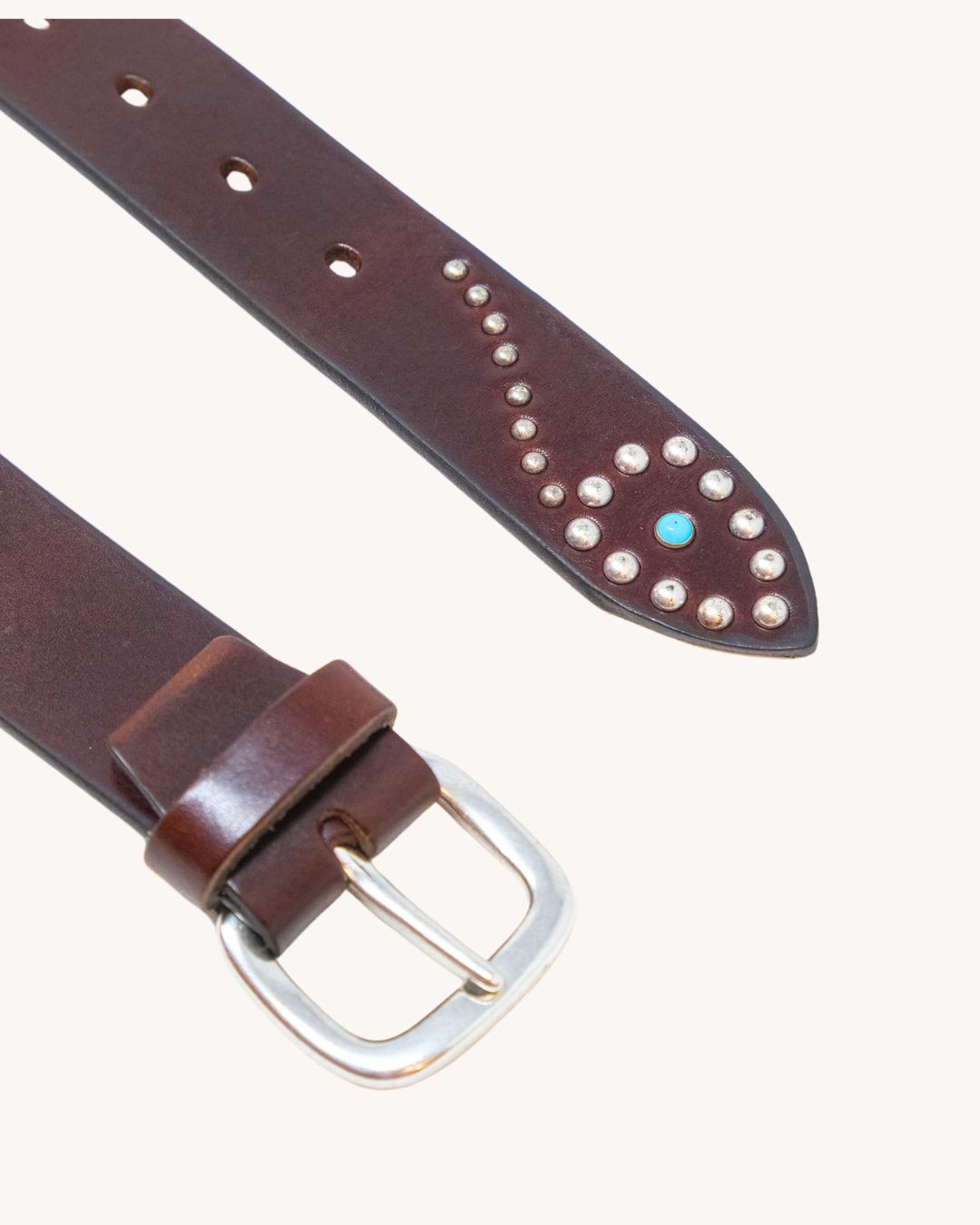 Cintura in vero cuoio e borchie a fiore